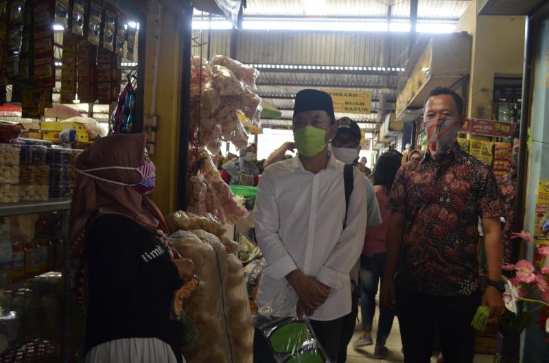 PDAM Kab Semarang bersama Komisi B DPRD Kab. Semarang Bagikan Masker di Pasar Karangjati